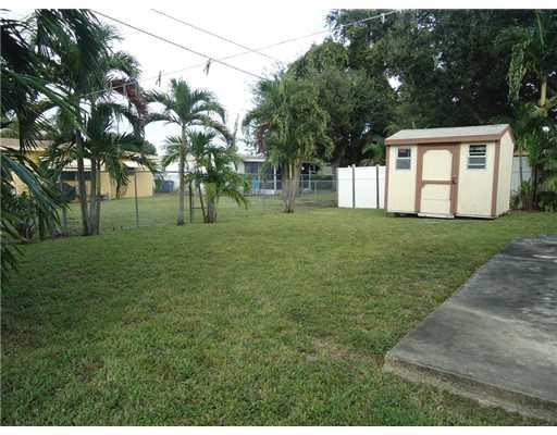 642 Southwest 11th Street Hallandale Beach, FL 33009 - Photo 15 of 16 Yard/Garden