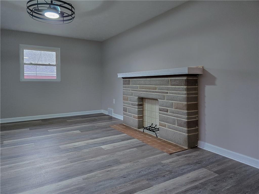 3216 Brodhead Road Aliquippa, PA 15001 - Photo 9 of 29 Large Living Room