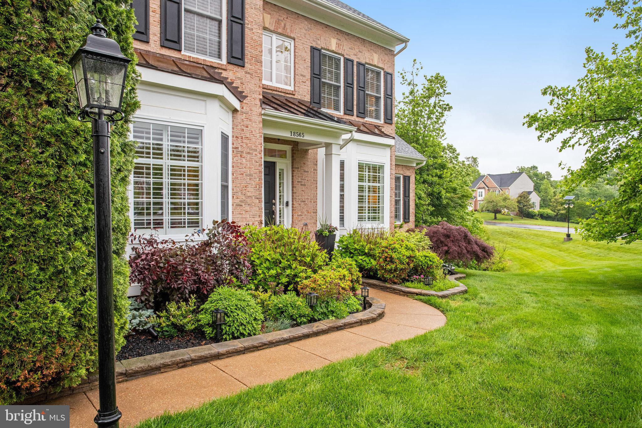 18565 Kerill Road Triangle, VA 22172 - Photo 5 of 59 a view of a garden in front of a building