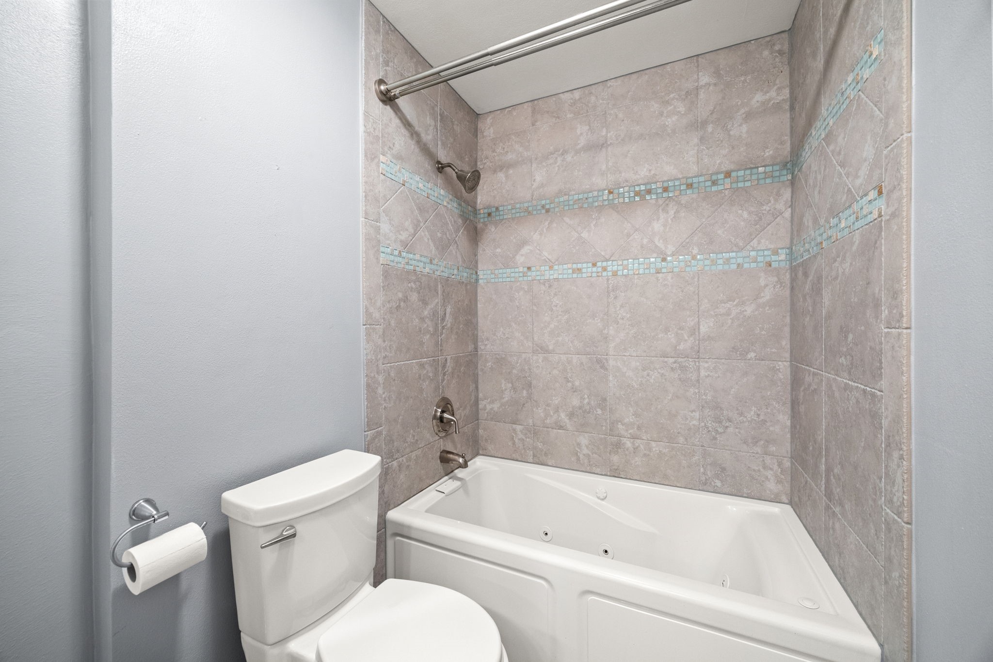 10310 Mayfield Road Houston, TX 77043 - Photo 33 of 49 Secondary bath with jetted tub