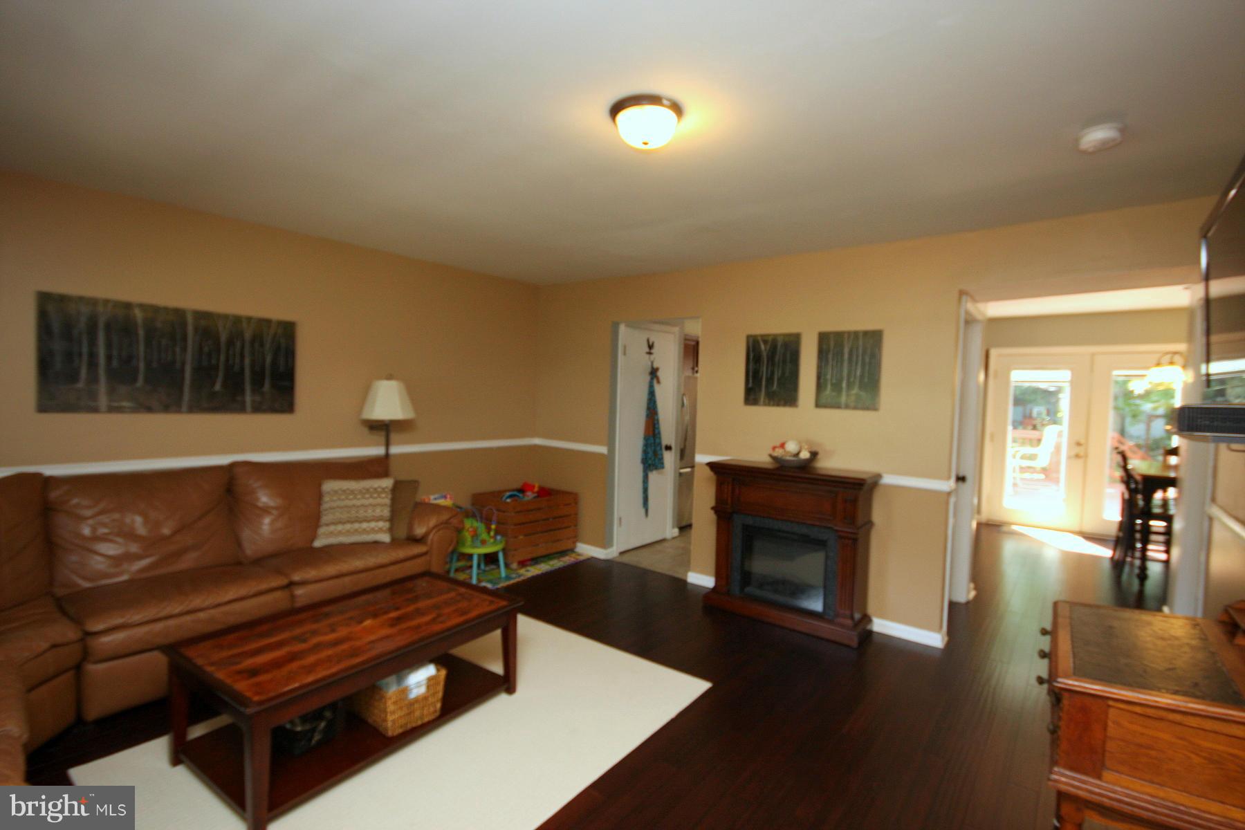 178 Magothy Beach Road Pasadena, MD 21122 - Photo 8 of 28 Living Room