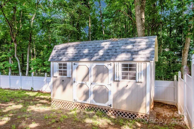 a view of a house with backyard