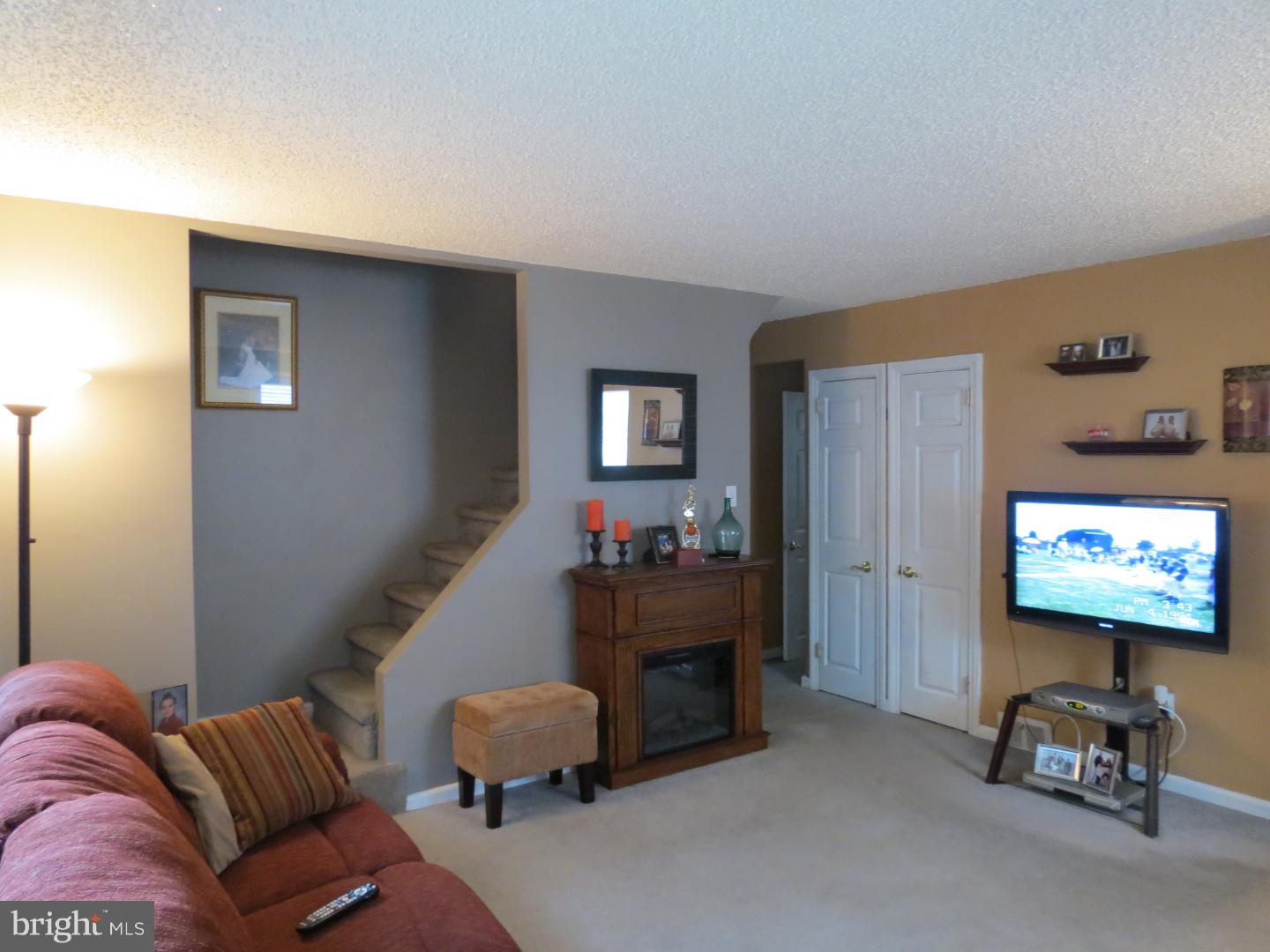 42 Delmont Road Newtown Square, PA 19073 - Photo 9 of 22 Living Room