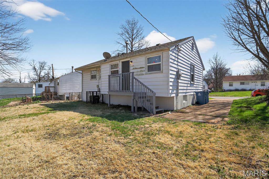 325 Lancashire Road St. Louis, MO 63137 - Photo 9 of 30 Gallery Image 9