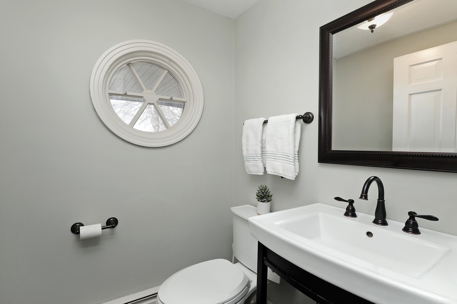 2915 Shannon Road Northbrook, IL 60062 - Photo 14 of 33 a bathroom with a toilet a sink and mirror