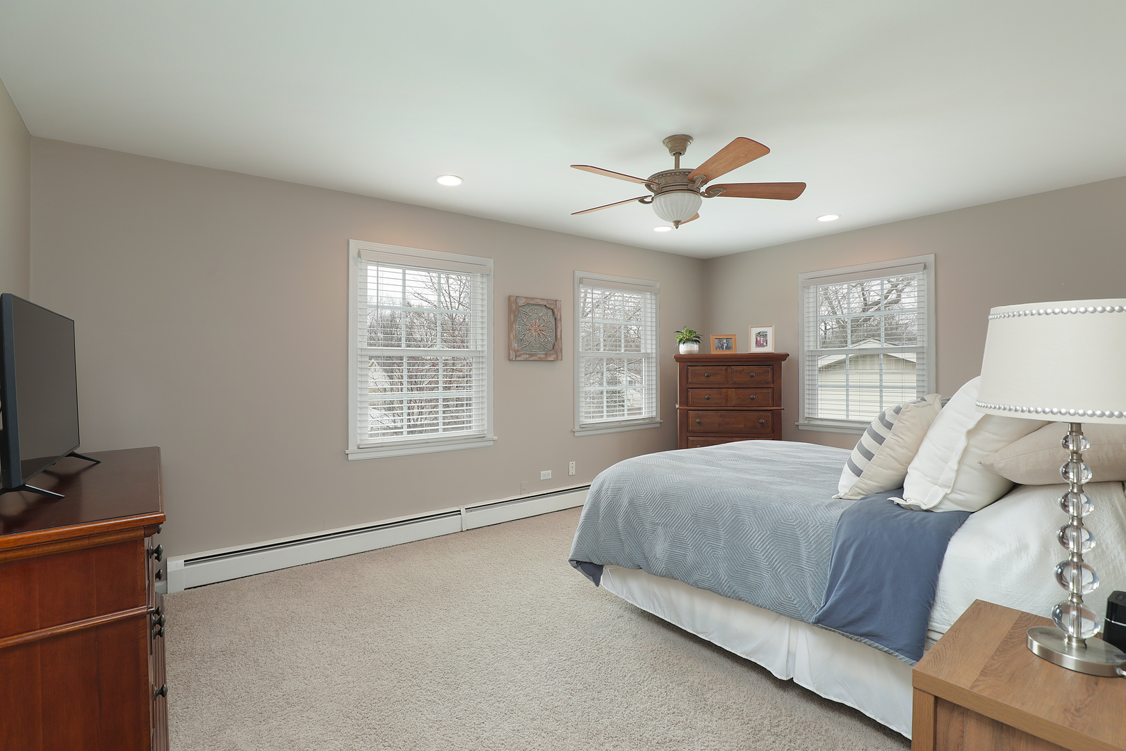 2915 Shannon Road Northbrook, IL 60062 - Photo 15 of 33 a spacious bedroom with a bed and a ceiling fan