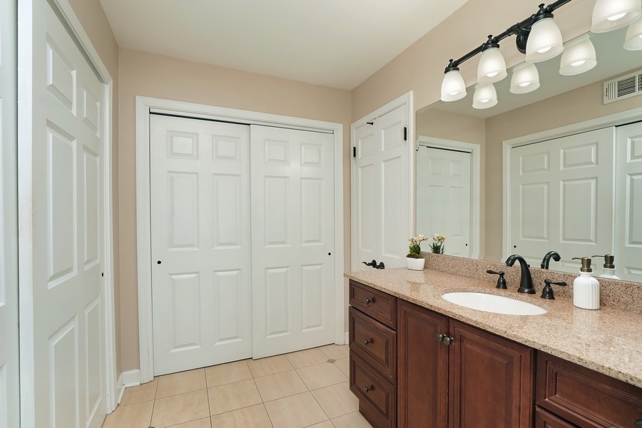 2915 Shannon Road Northbrook, IL 60062 - Photo 16 of 33 a bathroom with double sink and a mirror
