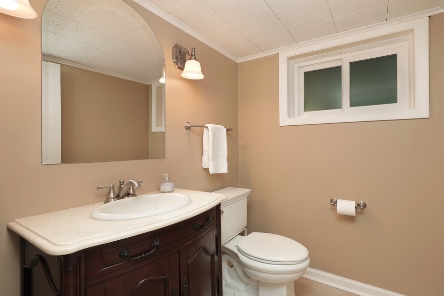 2915 Shannon Road Northbrook, IL 60062 - Photo 25 of 33 a bathroom with a sink vanity and a toilet