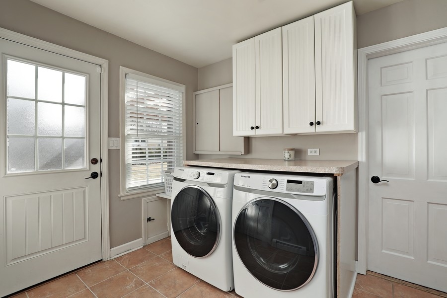 2915 Shannon Road Northbrook, IL 60062 - Photo 26 of 33 a utility room with dryer and washer