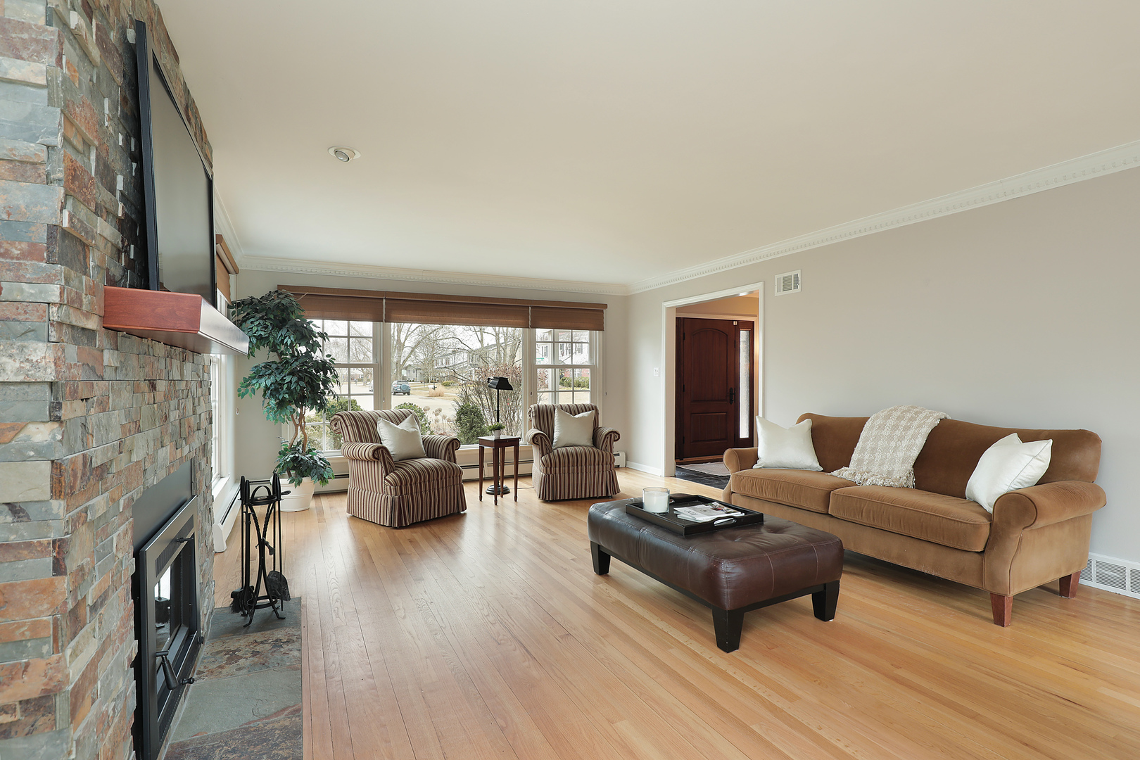 2915 Shannon Road Northbrook, IL 60062 - Photo 5 of 33 a living room with furniture and a fireplace