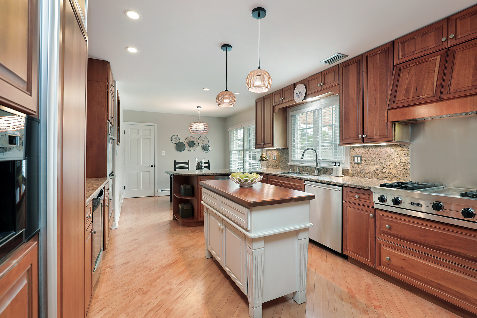 2915 Shannon Road Northbrook, IL 60062 - Photo 8 of 33 a kitchen with a stove and a refrigerator