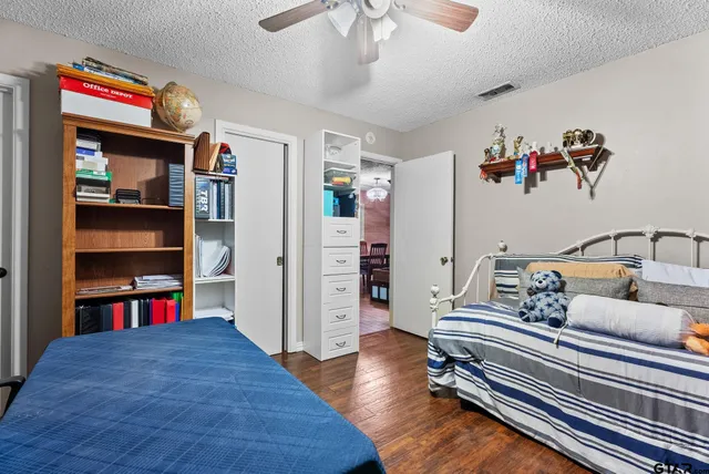 a view of a house with backyard