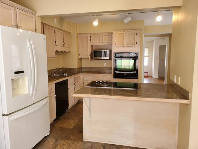 $3,400 | 6015 North Shoreland Avenue, Whitefish Bay, WI 53217