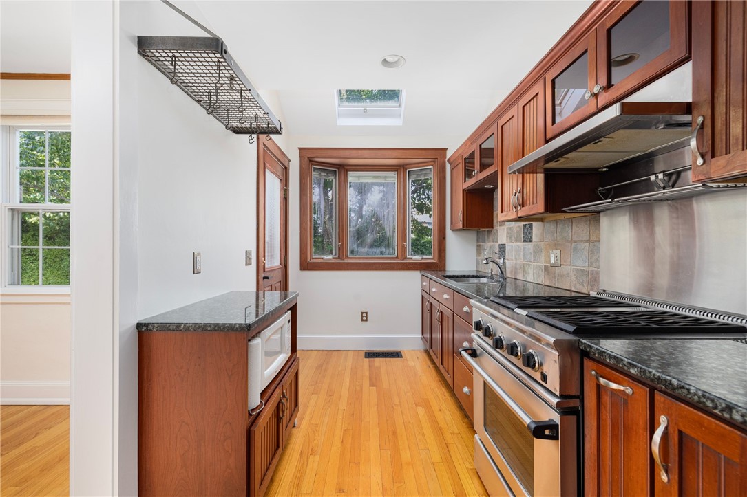 81 Old Fort Road Newport, RI 02840 - Photo 15 of 31 kitchen