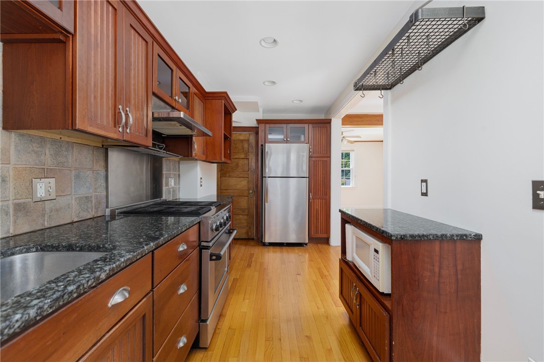 81 Old Fort Road Newport, RI 02840 - Photo 16 of 31 kitchen