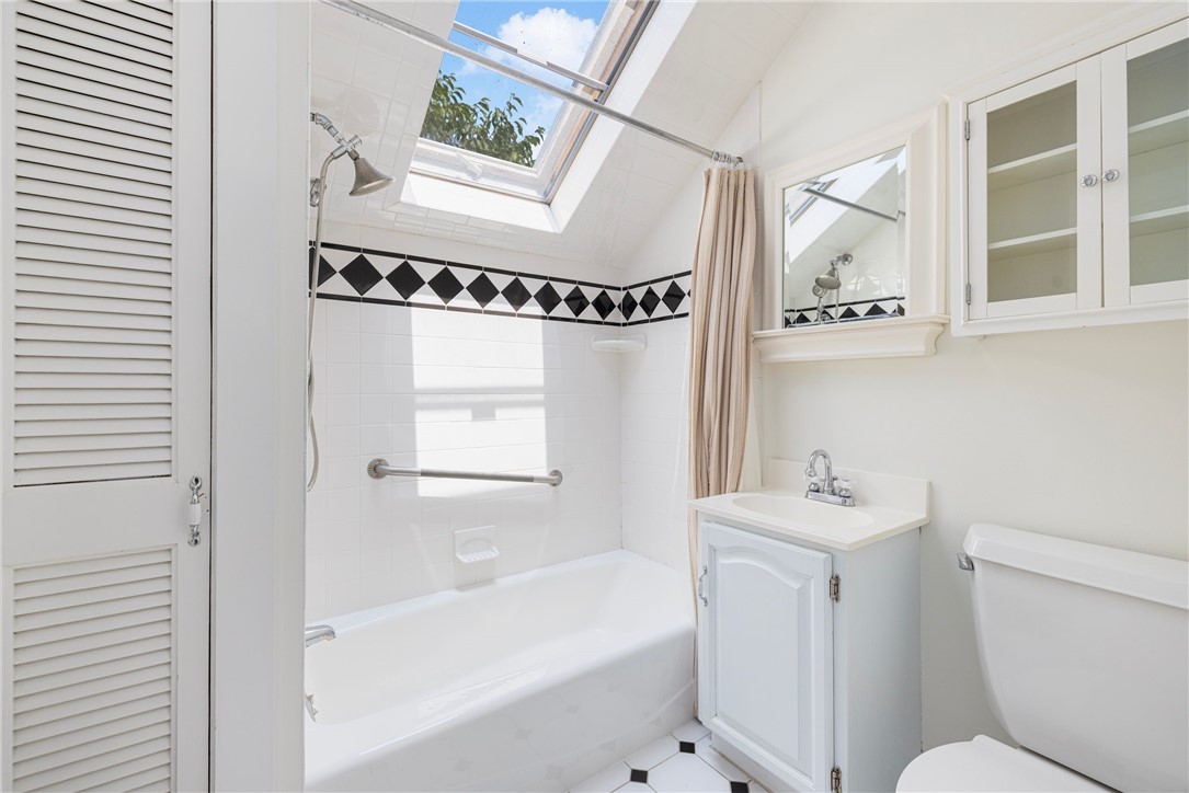 81 Old Fort Road Newport, RI 02840 - Photo 24 of 31 full bath - upstairs