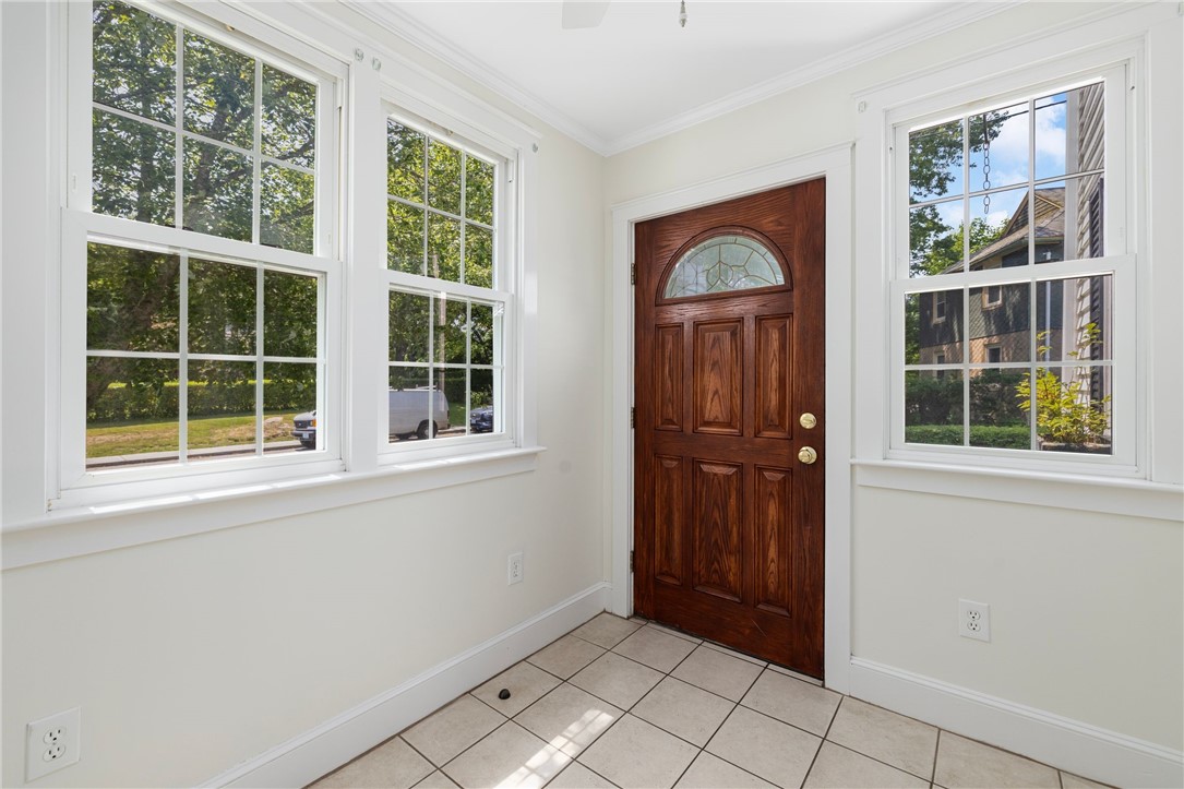 81 Old Fort Road Newport, RI 02840 - Photo 4 of 31 entry room