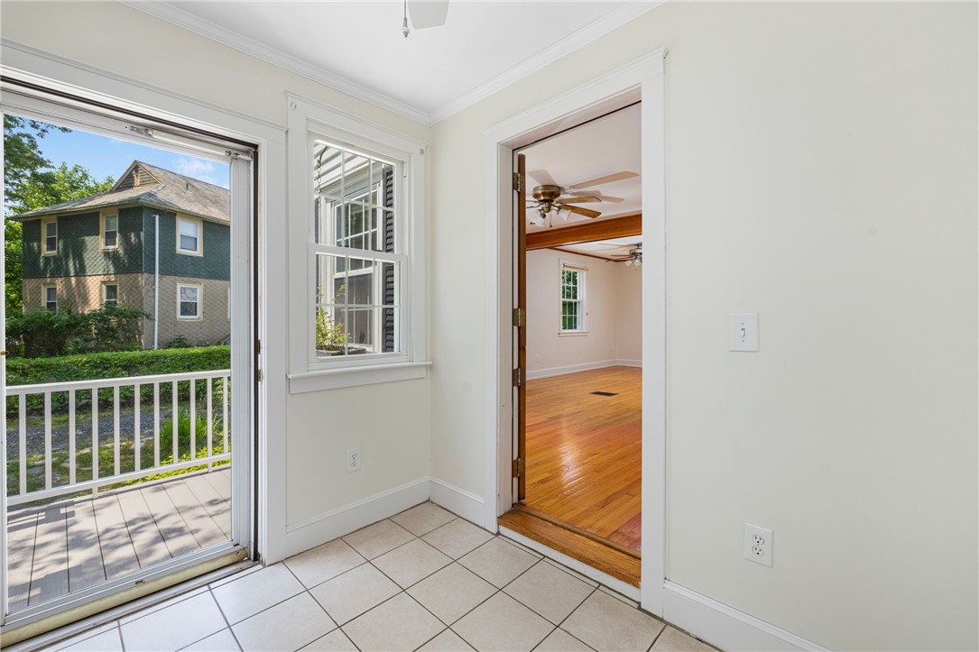 81 Old Fort Road Newport, RI 02840 - Photo 5 of 31 entry room