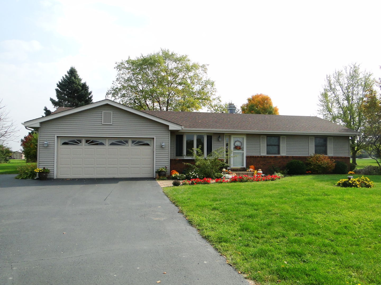a front view of house with yard and garage