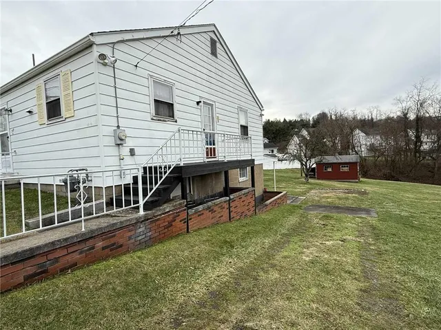 a view of a house with a backyard