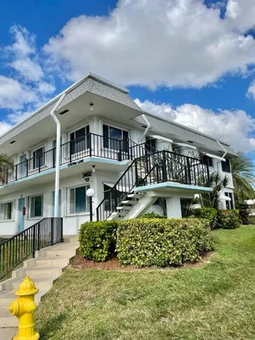 $163,900 | 3402 Cynthia Lane, Unit 201, Lake Worth Beach, FL 33461