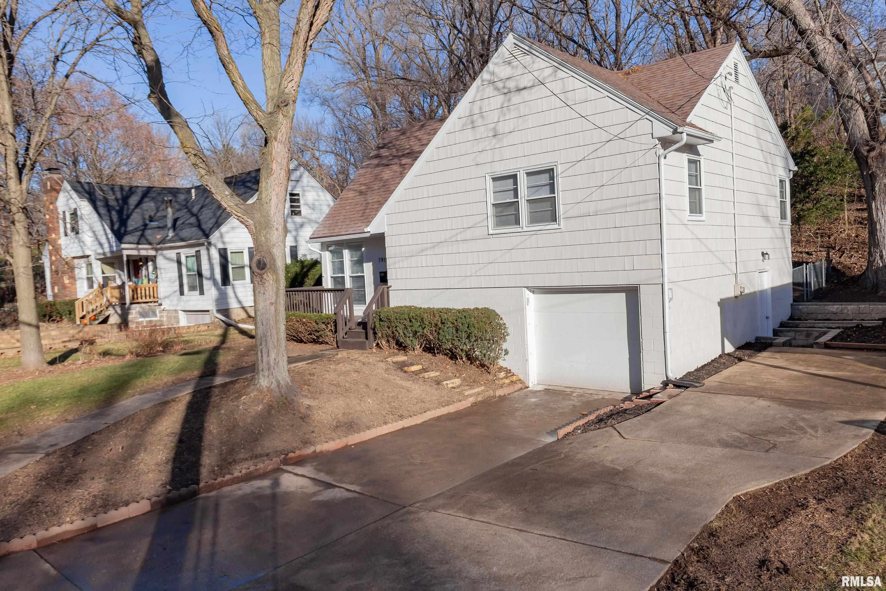 1915 Jersey Ridge Road Davenport, IA 52803 - Photo 4 of 40 Gallery Image 4