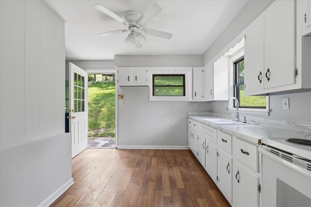 216 Magill Road Zelienople, PA 16063 - Photo 8 of 32