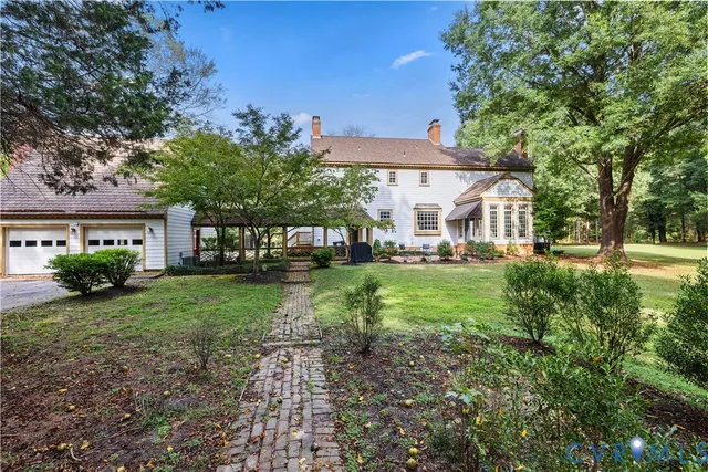 a view of a yard in front of house