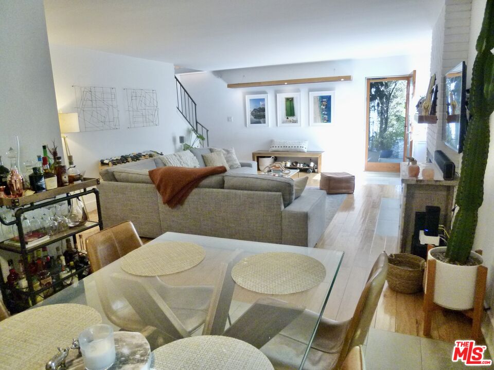 717 Crestmoore Place Venice, CA 90291 - Photo 4 of 18 a living room with furniture and a flat screen tv
