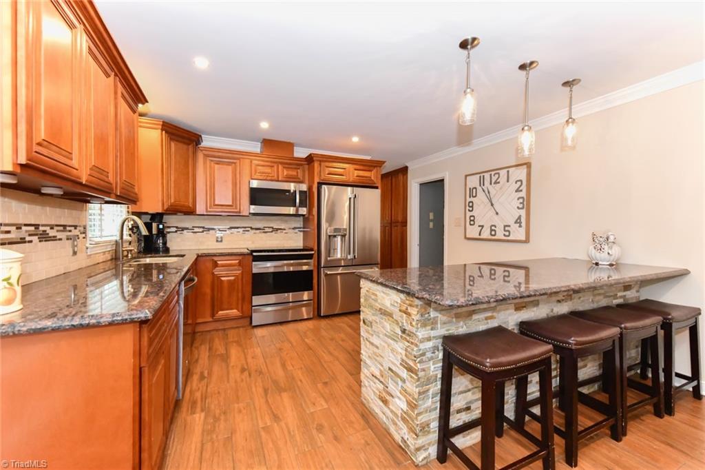 4801 Sweetbriar Road Greensboro, NC 27455 - Photo 8 of 32