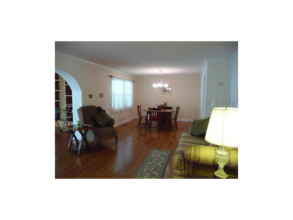 21379 Plantation Road Bristol, VA 24202 - Photo 8 of 23 LivingDining
