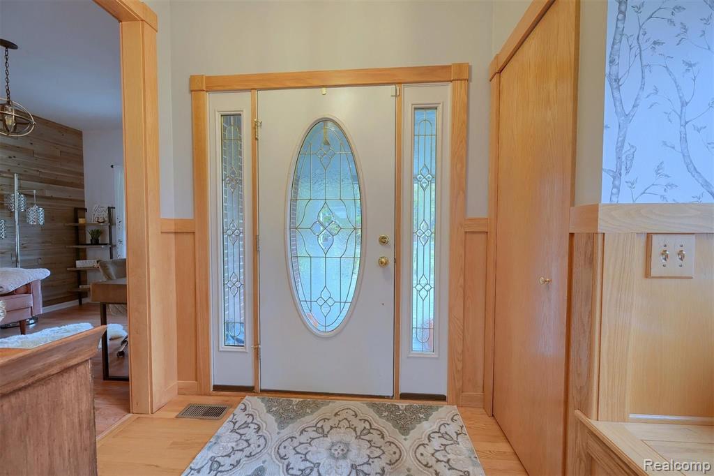 6460 Orion Road Rochester, MI 48306 - Photo 3 of 33
