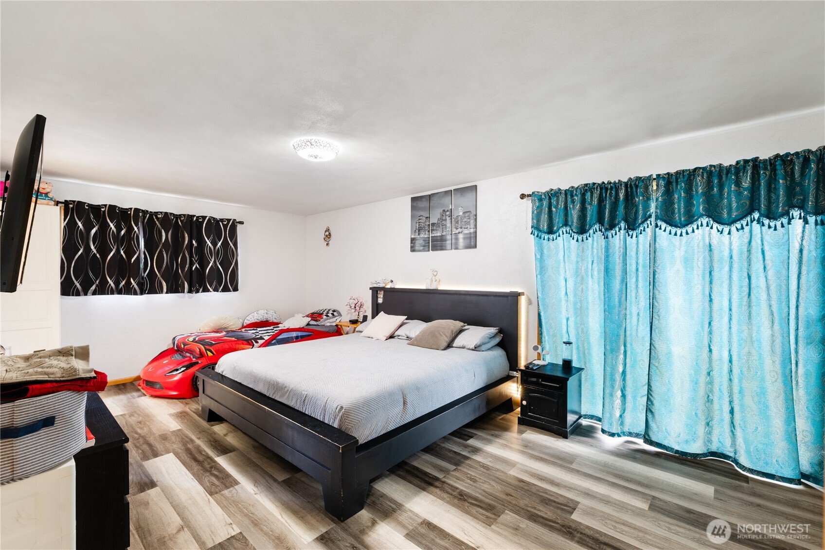 21563-21567 Cook Road Sedro-Woolley, WA 98284 - Photo 13 of 38 a bedroom with a bed and a window