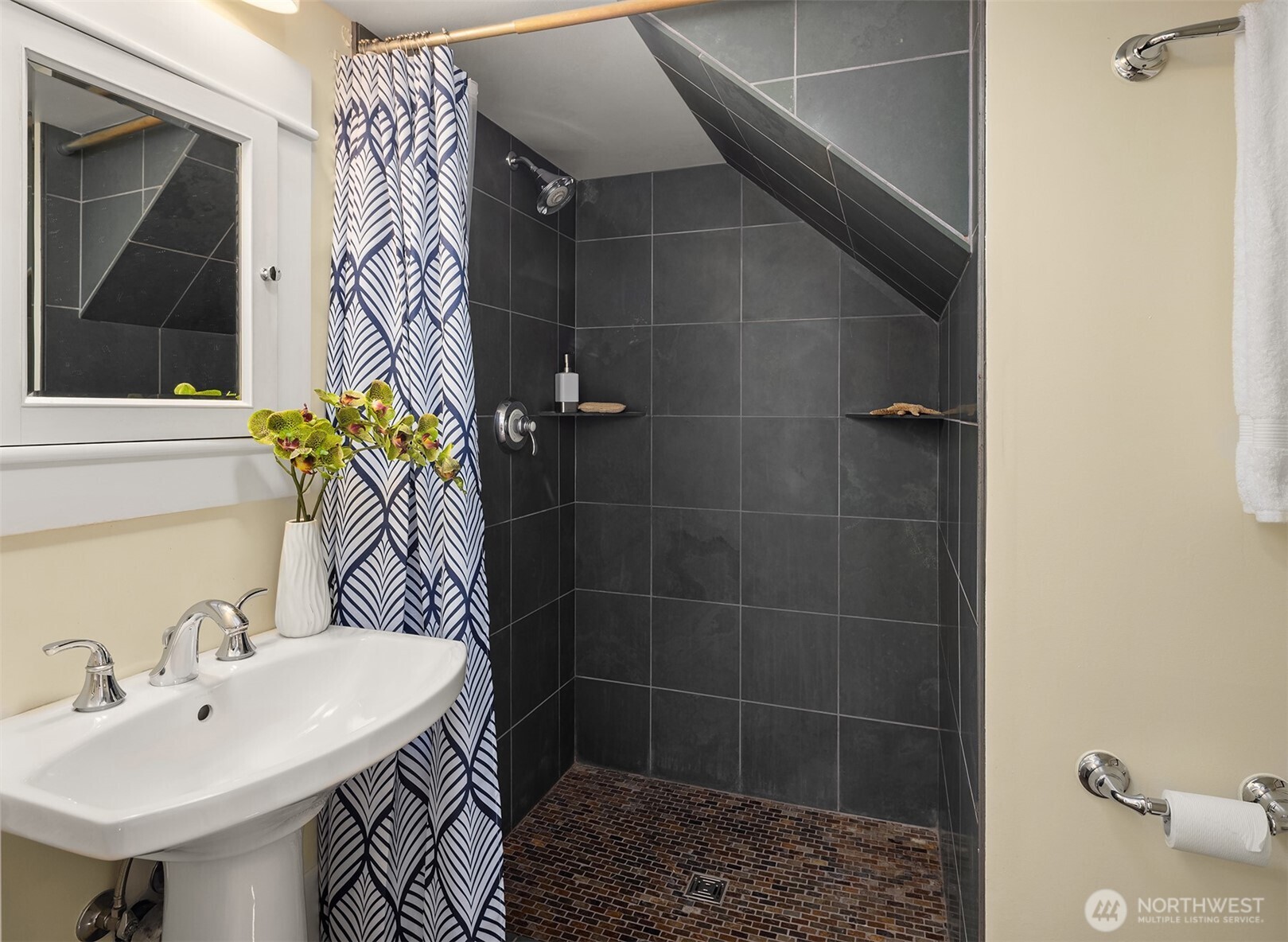 4529 Eastern Avenue North Seattle, WA 98103 - Photo 21 of 26 Gallery Image 21