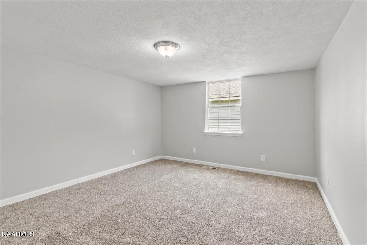 316 Granite Road Clinton, TN 37716 - Photo 20 of 26 an empty room with windows