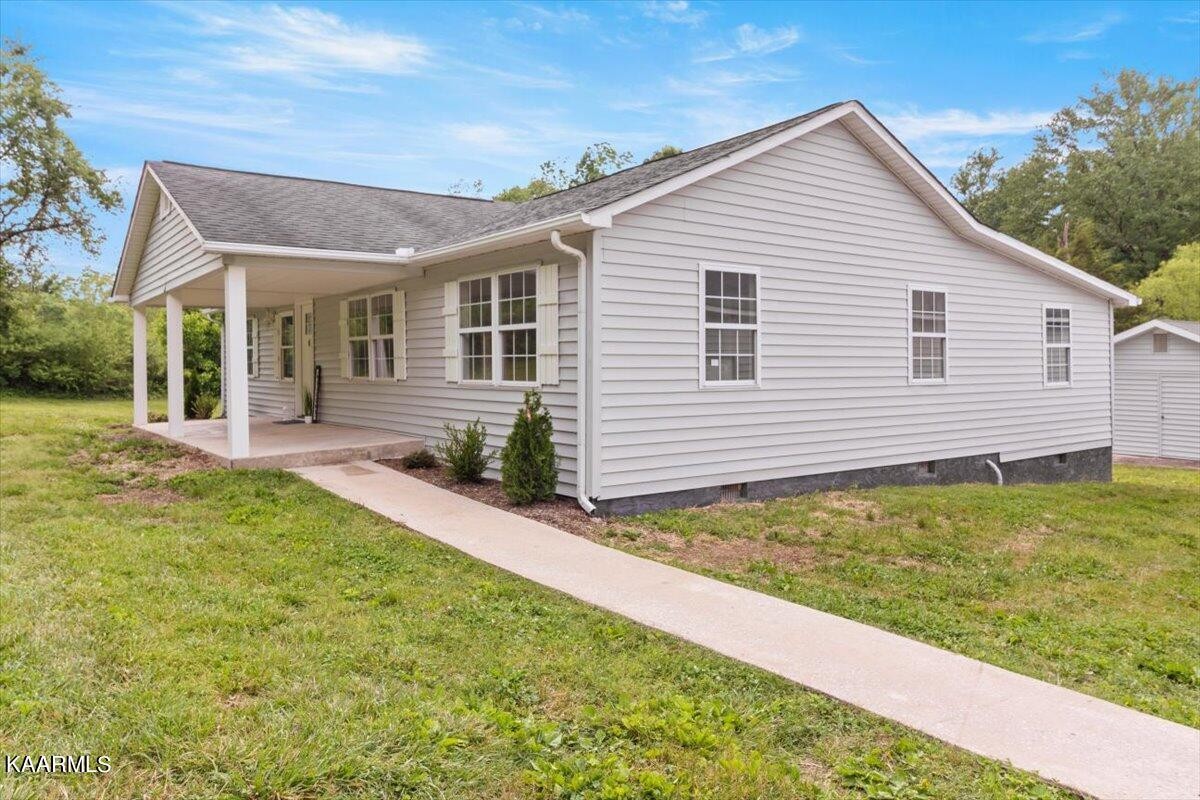 316 Granite Road Clinton, TN 37716 - Photo 23 of 26 a front view of house with yard