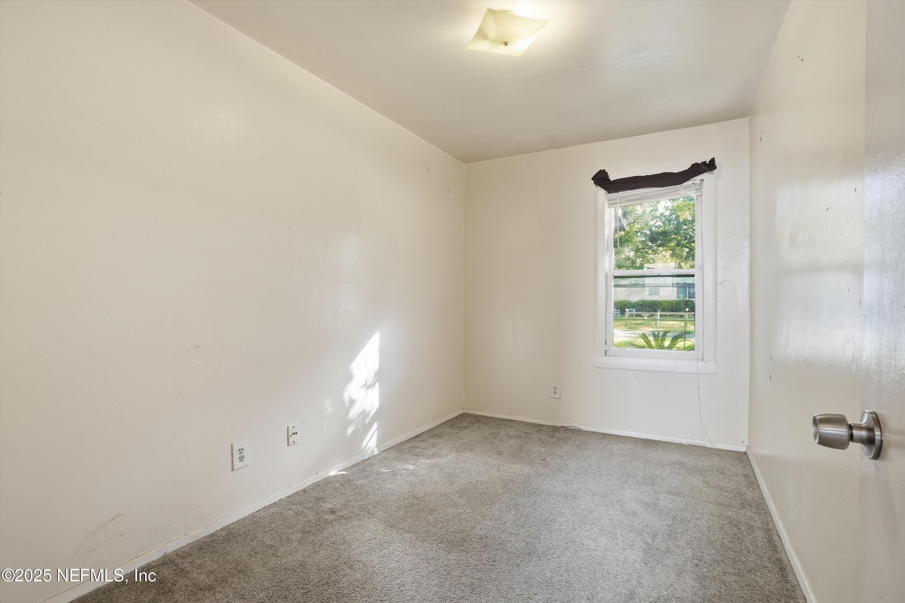 11558 Raft Road Jacksonville, FL 32218 - Photo 28 of 32 an empty room with a window