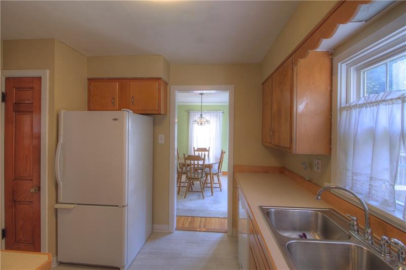 654 Meadow Lane Rochester, PA 15074 - Photo 4 of 25