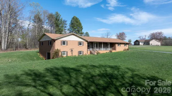 $324,900 | 5515 Chestnut Drive, Hickory, NC 28602