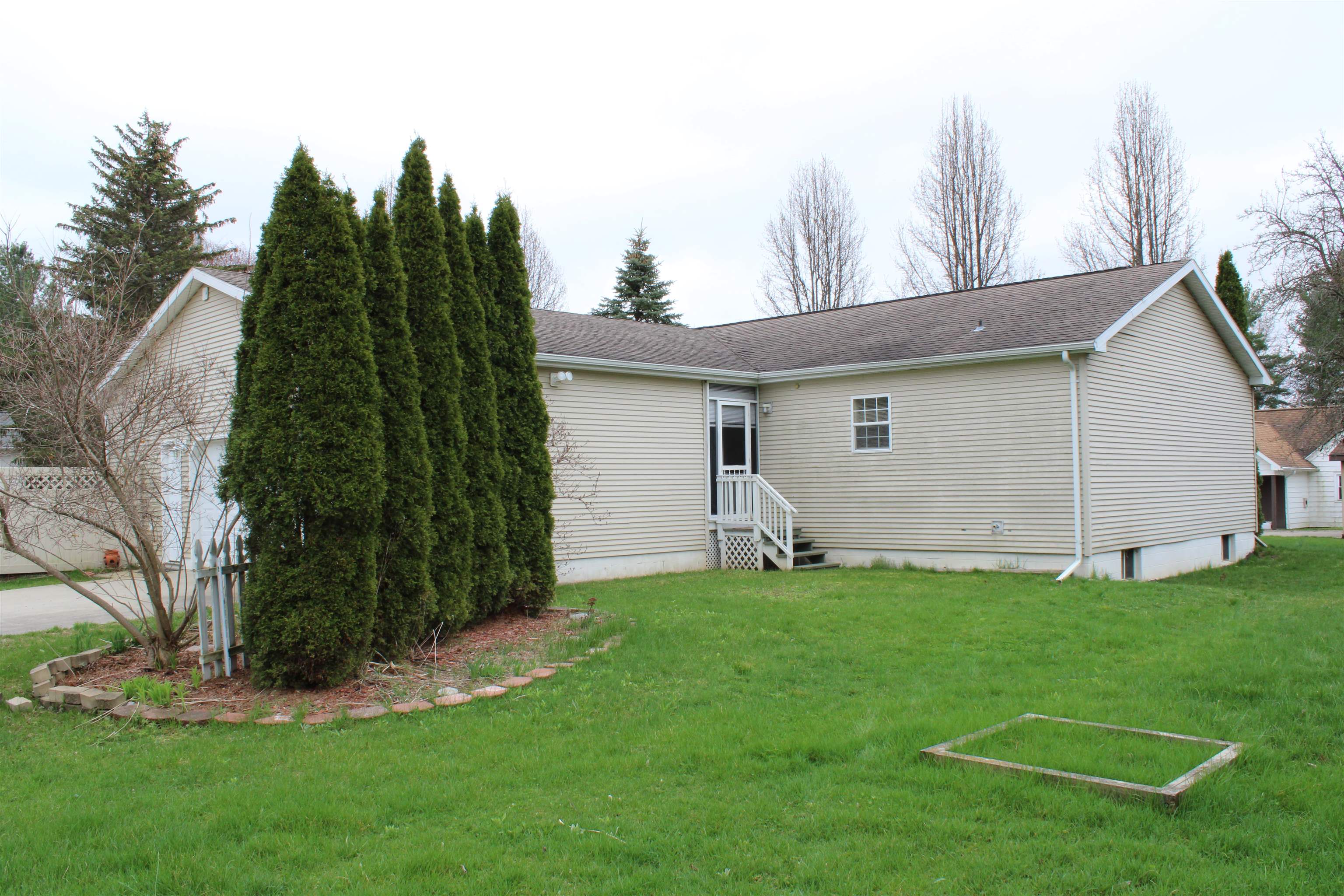 815 Neier Road Mount Pleasant, MI 48858 - Photo 4 of 19 1899182-3.JPG