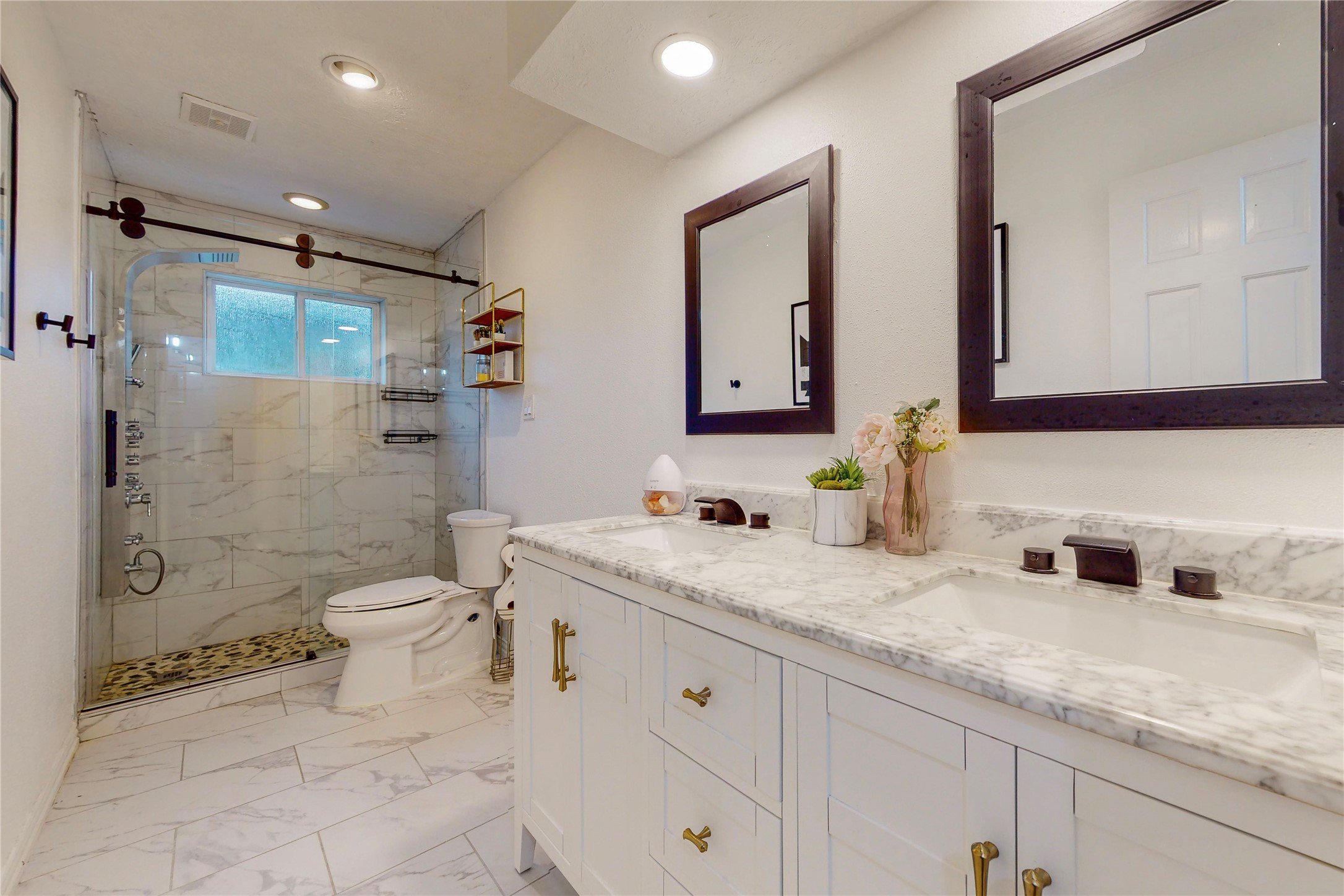 16211 Townes Road Friendswood, TX 77546 - Photo 17 of 31 Second Bathroom