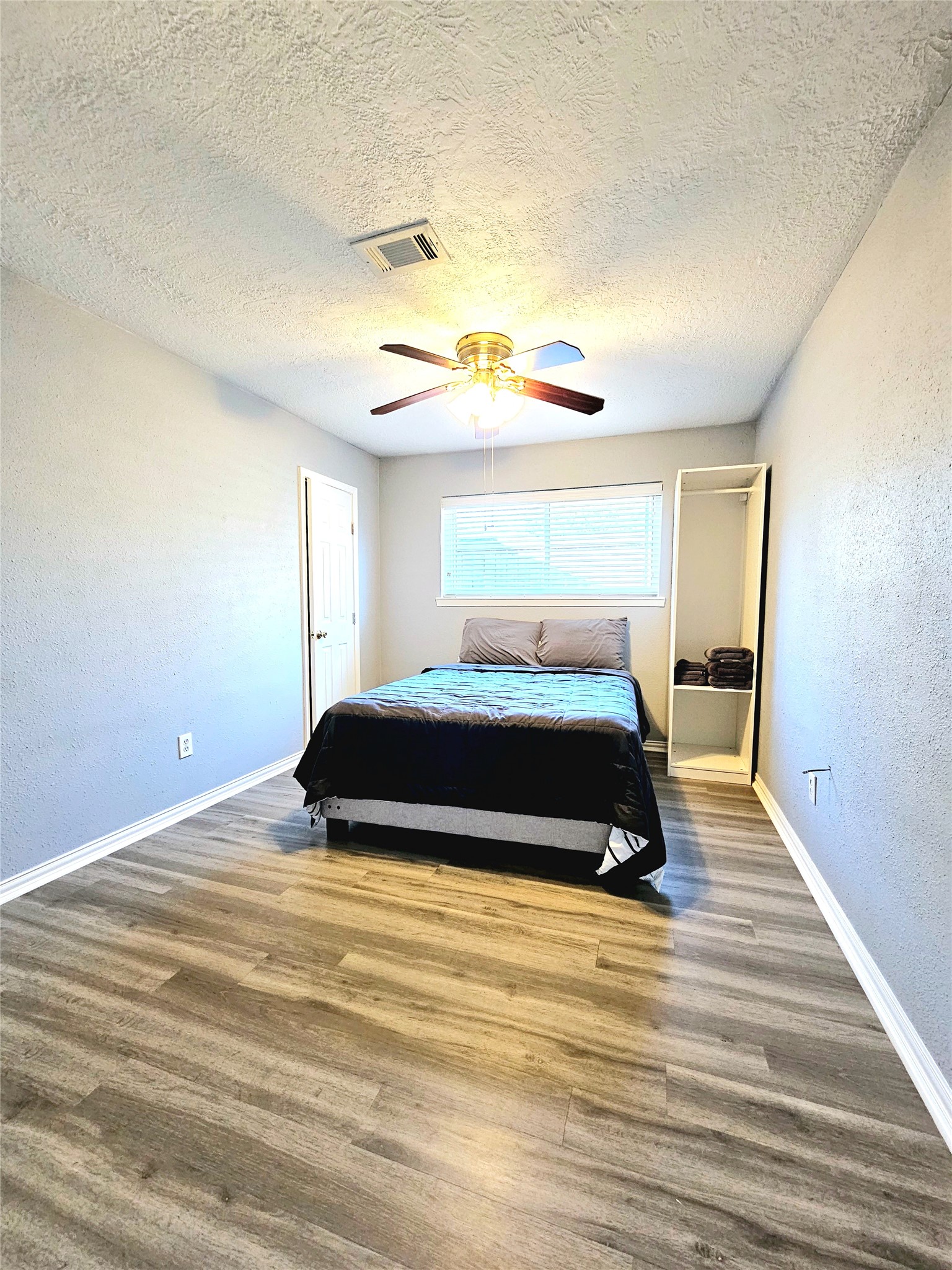 16211 Townes Road Friendswood, TX 77546 - Photo 19 of 31 3rd Bedroom