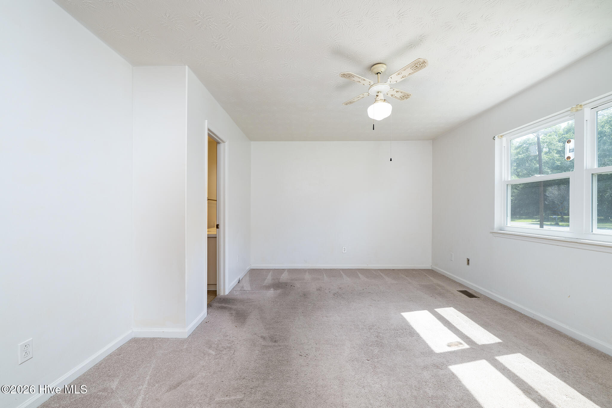 2013 Ridge Road New Bern, NC 28560 - Photo 4 of 42 Primary Bedroom