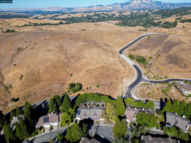 $1,295,000 | 21 Vía Barcelona, Moraga, CA 94556