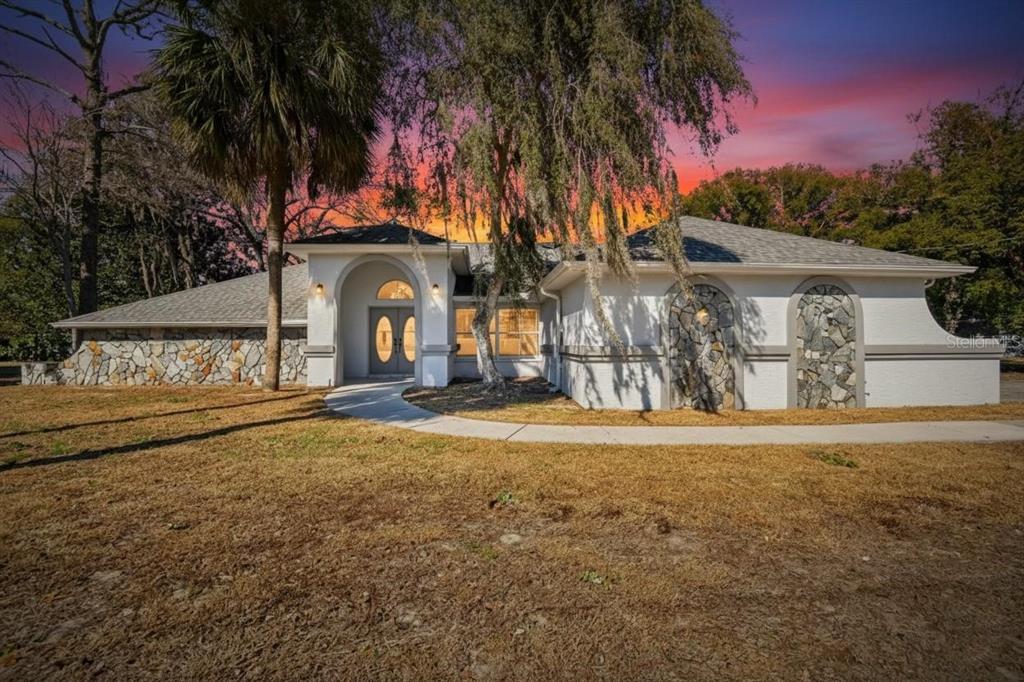 a view of a house with a yard