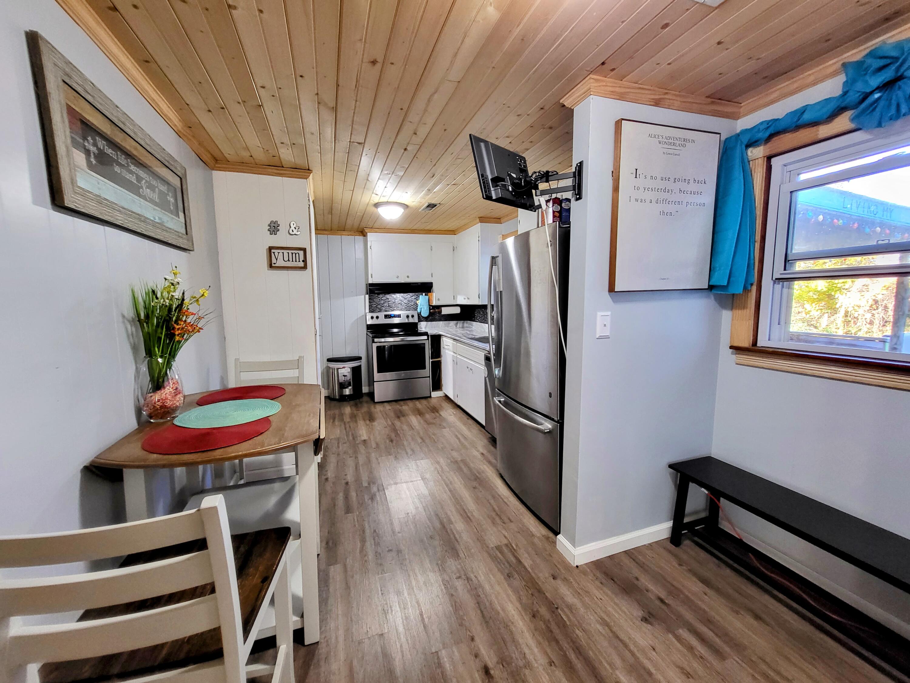109 Oak Road Bristol, TN 37620 - Photo 3 of 23 20231024_172247-EDIT