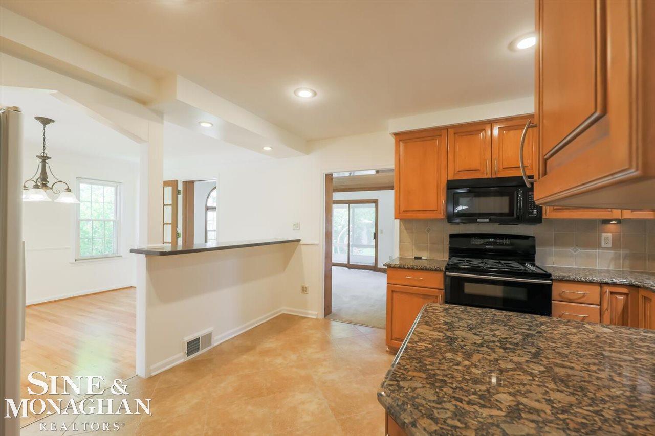 1928 Prestwick Road Grosse Pointe, MI 48236 - Photo 25 of 46 50045017-24.JPG