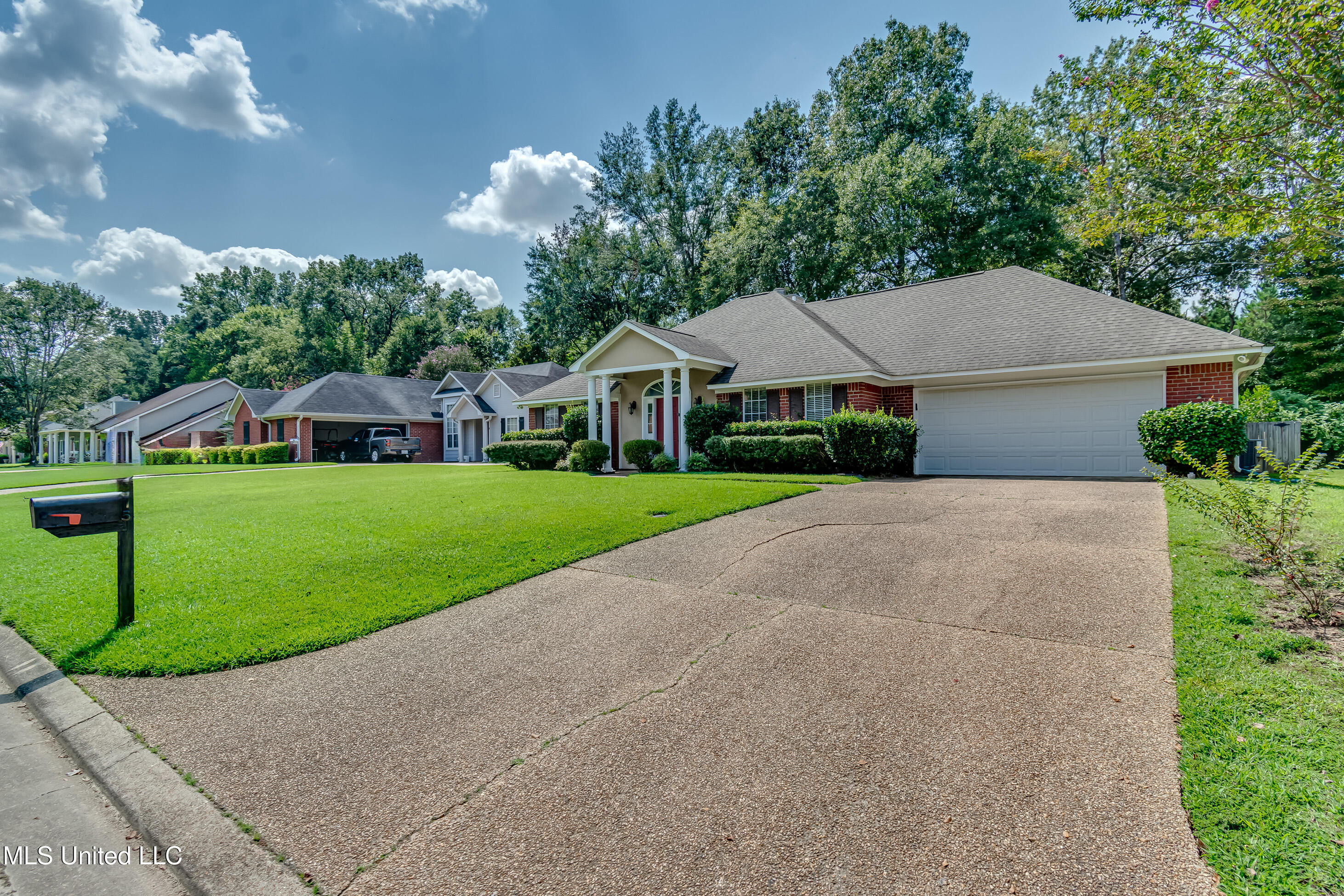 415 Hemlock Drive Flowood, MS 39232 - Photo 4 of 57 415 Hemlock Dr-5