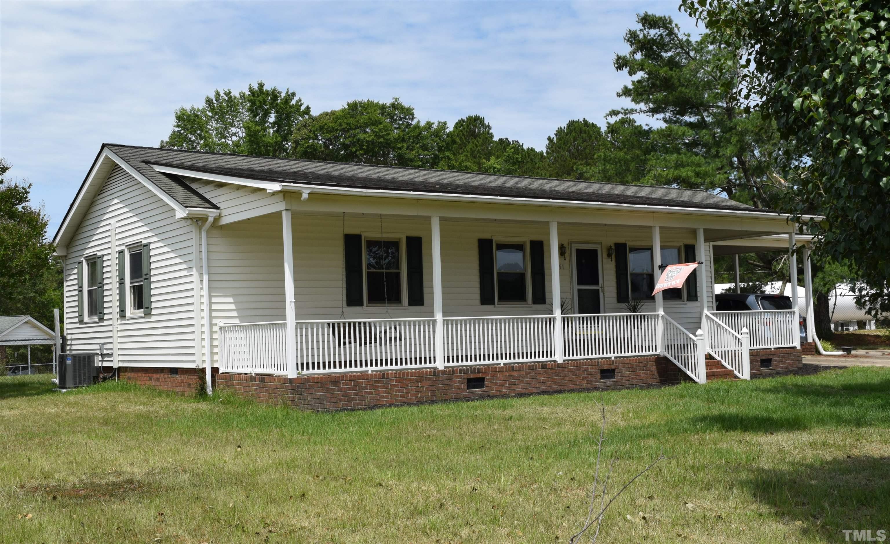a view of a house with backyard