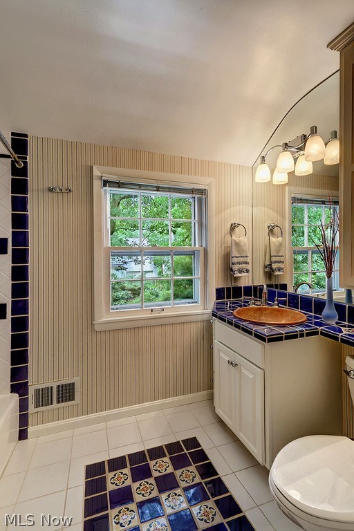 22531 Rye Road Beachwood, OH 44122 - Photo 16 of 19 The cheery second floor bath has been remodeled, has attractive tile work, tub/shower combination.